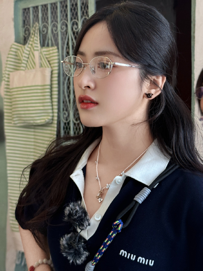 沈月麻辣女教师即视感沈月细框镜高智感真的是太漂亮了呀，完全就是我们的麻辣女教师的