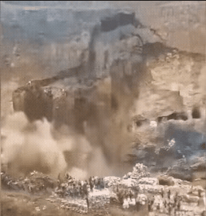 像这种坍塌的情况，凡是被埋住的人，几乎没有生存的可能，因为坍塌的面积太大了，土方