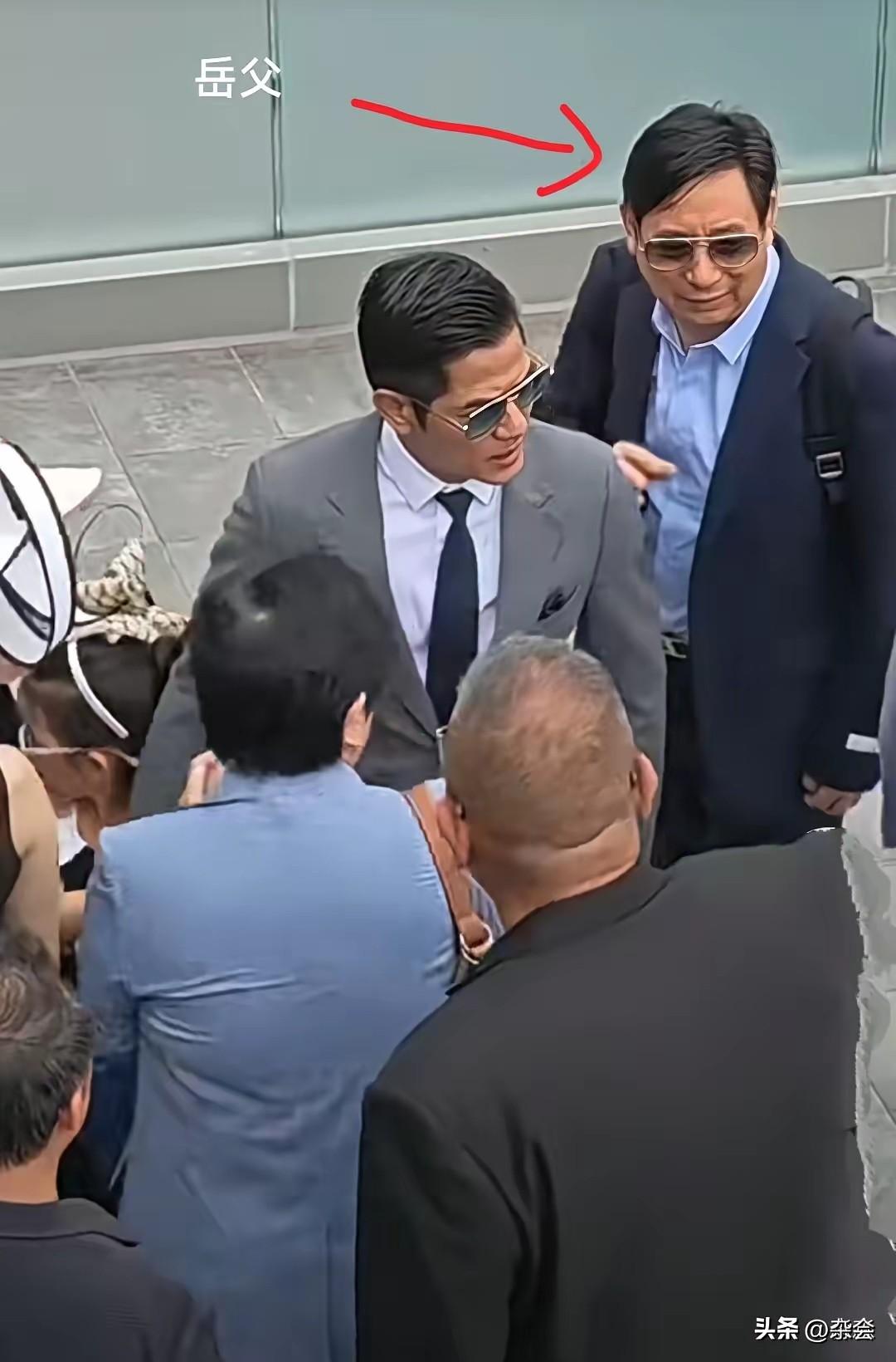 这确定是同龄人？郭富城60岁，岳父58岁，结果同框愣是站出了“两代人”的既视感！