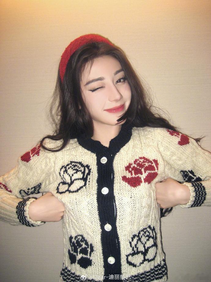 迪丽热巴新年第一页 迪丽热巴2025第一条微博!!2025第一页已翻开[气运之子