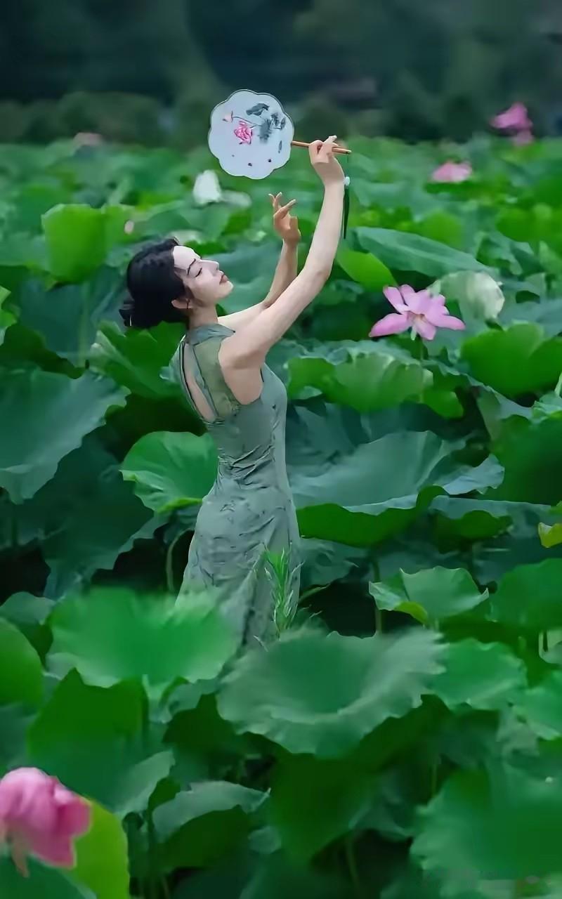 莲之四境   
        本心
一根一节心底安，
一招一式意接天。
缕缕清
