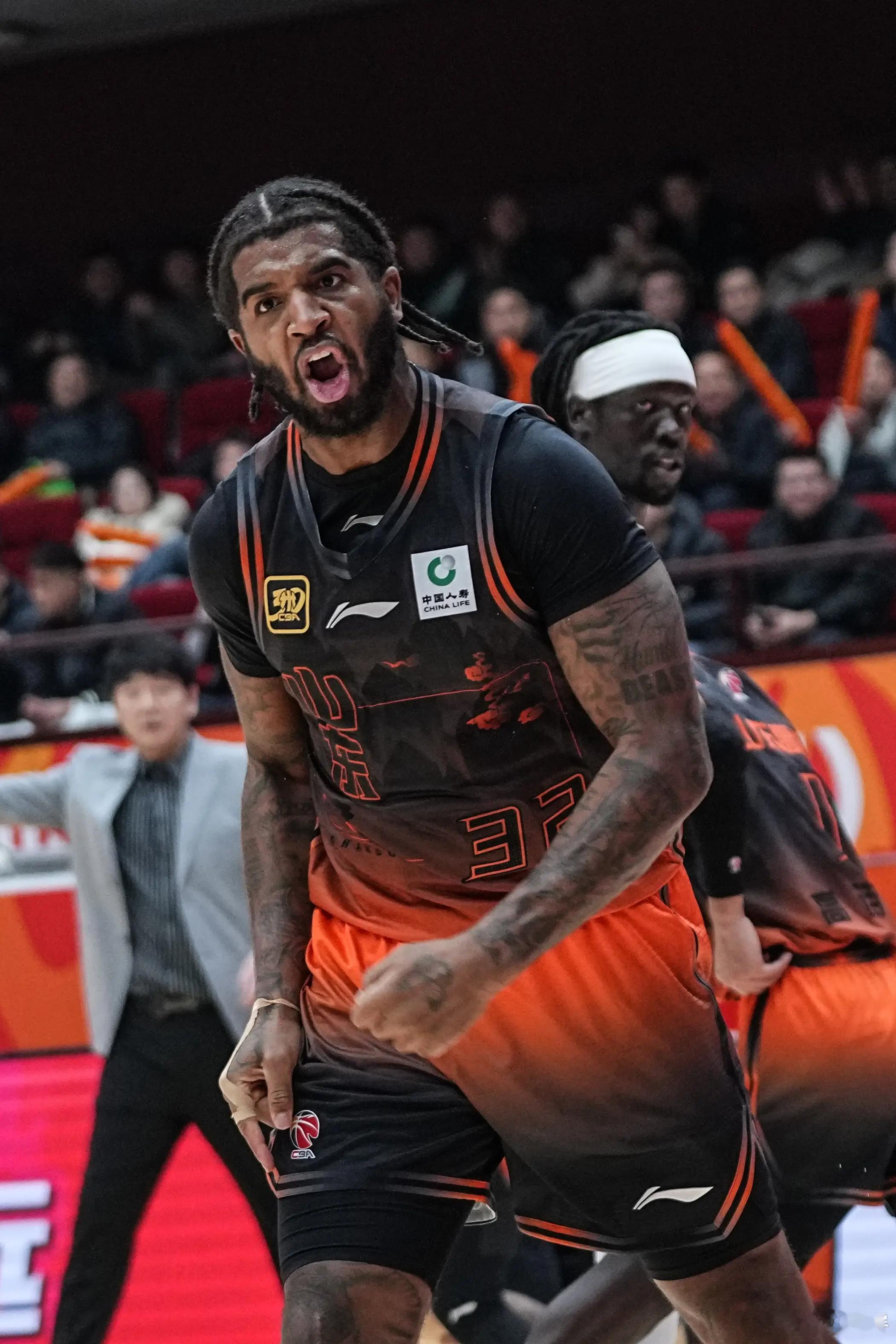 克里斯给裁判员球这个T吃的真是…何必呢山东男篮vs山西男篮