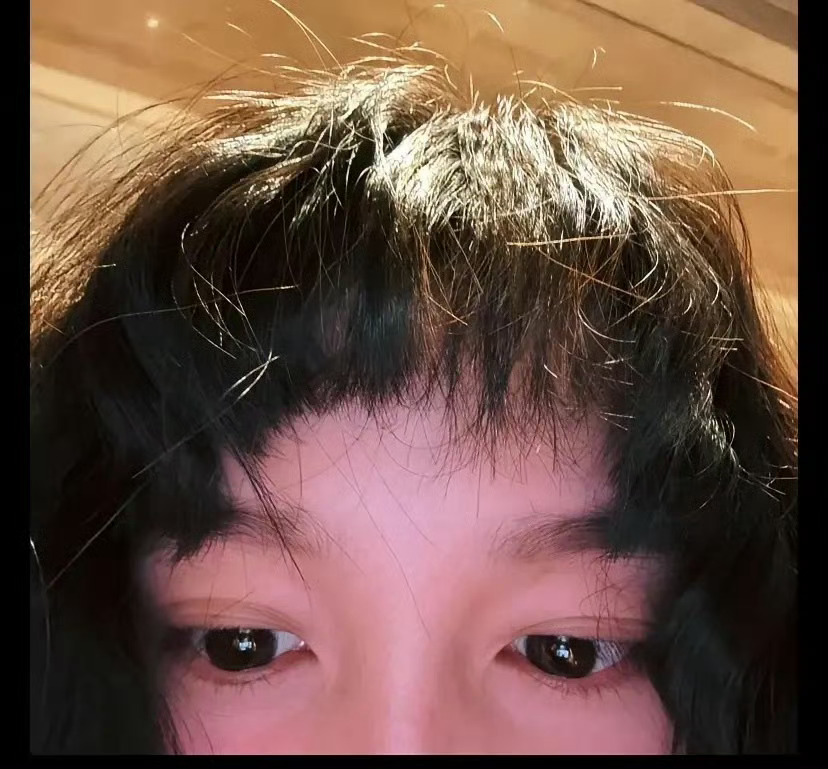 关晓彤春晚前一天对着镜子把头发剪了可怜的美女，突然剪头发果然是有原因的鹿晗不是说