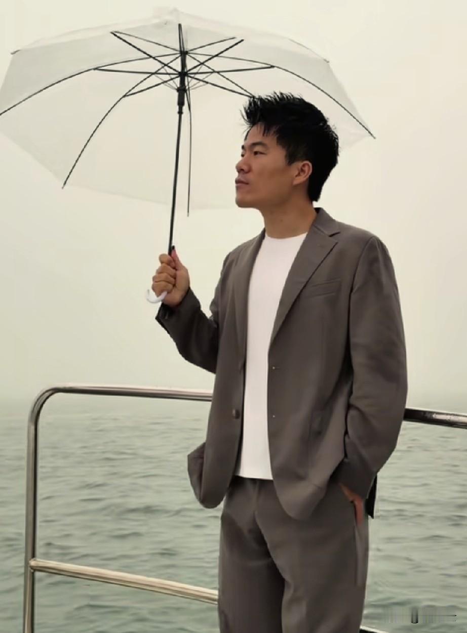 刷到卖井盖的商家，郑重的说如果评论区再有抹黑董宇辉的言论，他会直接拉黑。因为他这