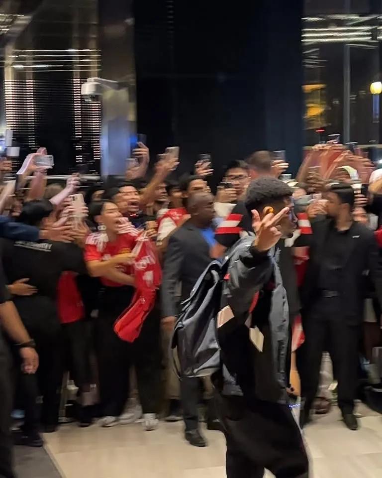 【阿马德向极端球迷竖中指】曼联马来西亚行，阿马德被拍到向曼联球迷竖中指！阿马德随