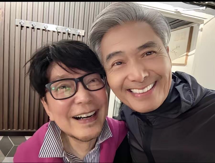 周润发与苗侨伟在香港相遇，合影后不过瘾，后面又约着一起吃饭，戚美珍和周润发都显老