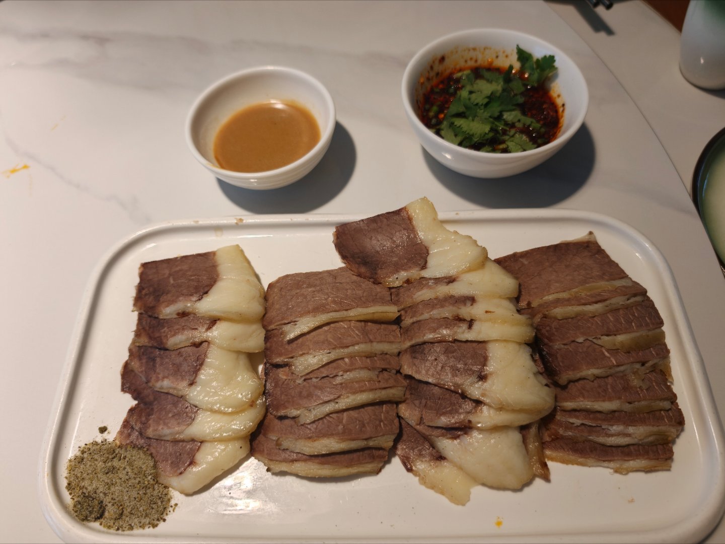 家庭聚会里的云南菜不考虑商务造型，咔咔就是经济实惠干饭下酒。 