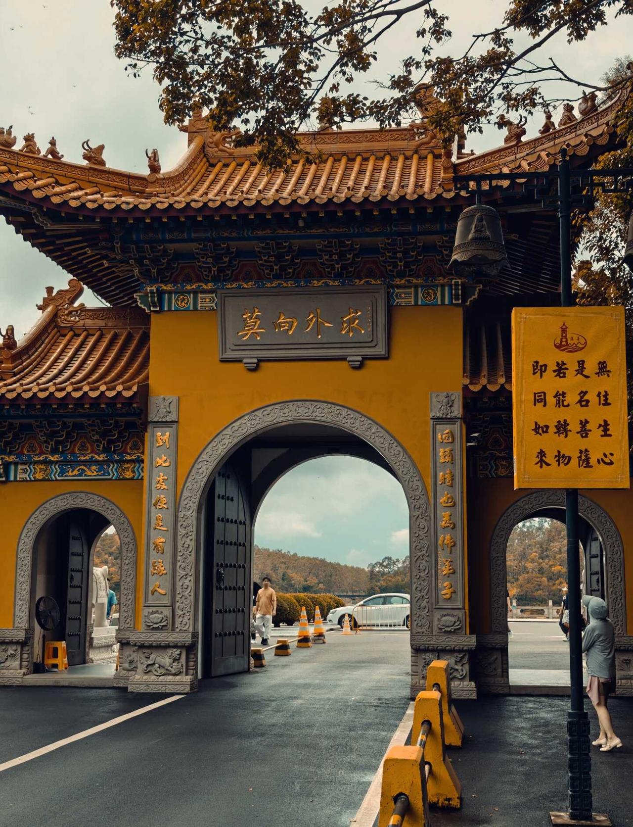 “莫向外求”莫向外求的意思是万事万物都只是你自己的感受，不要向外找原因，除了生理