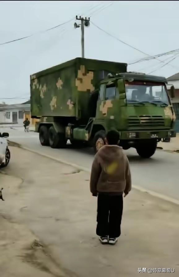 安徽淮北，这天下午，8岁的小娃子正蹲在奶奶家门前的空地上玩泥巴，忽然听见一阵“突