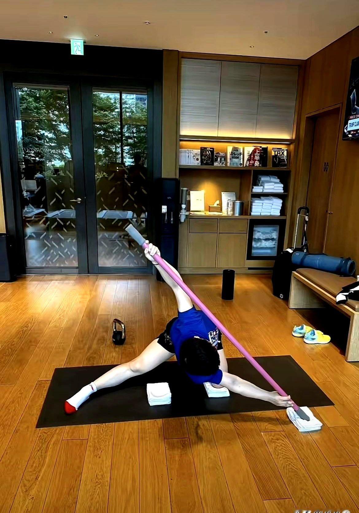 “没那双黄鞋，我差点把莎莎认成舞蹈生！”博主一句吐槽，评论区炸了。

网友@乒乓