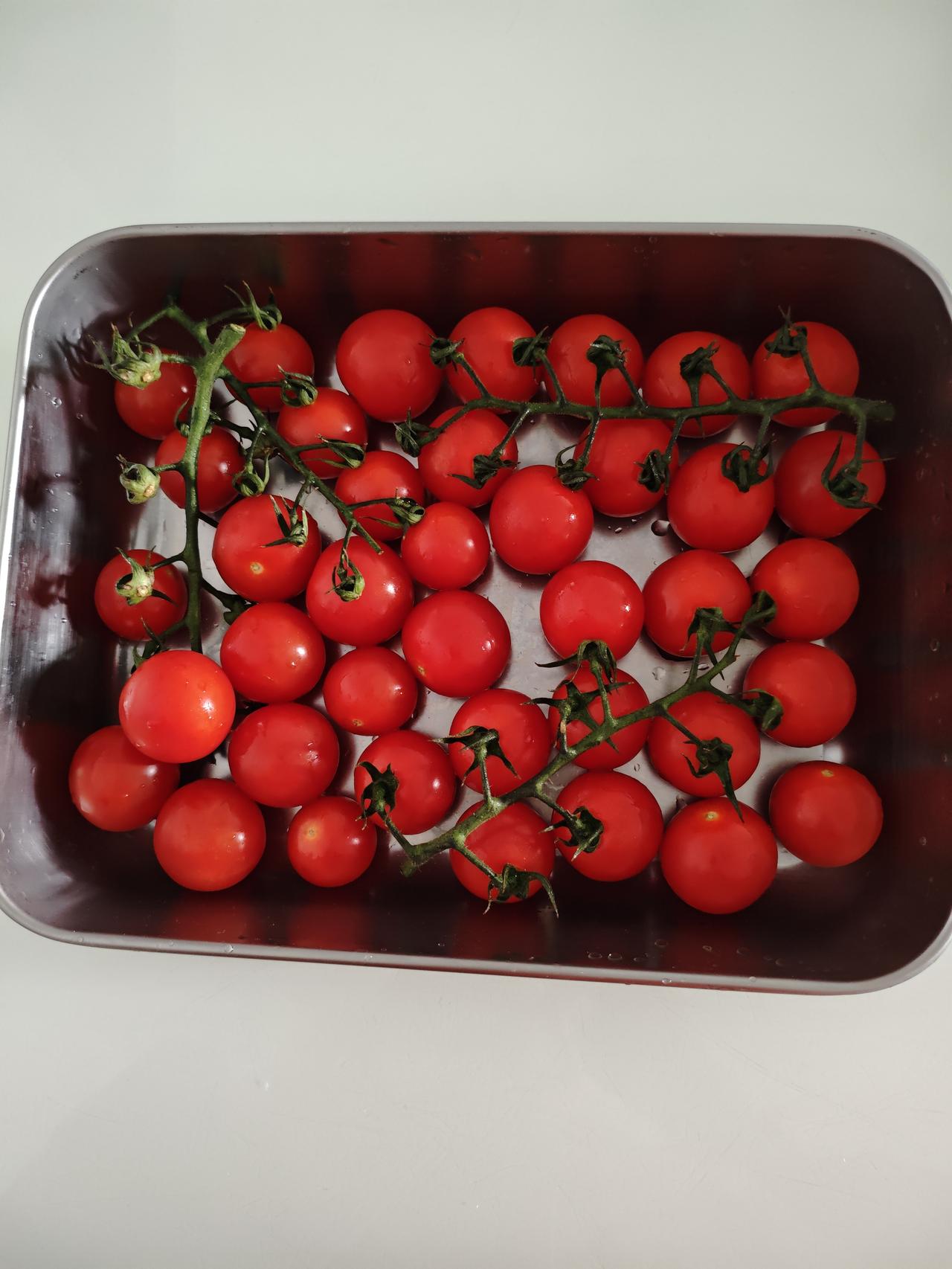 晒出我的今日美食分享一下我儿媳妇买的串收小番茄，一串串的，果实大小均匀，红的好可