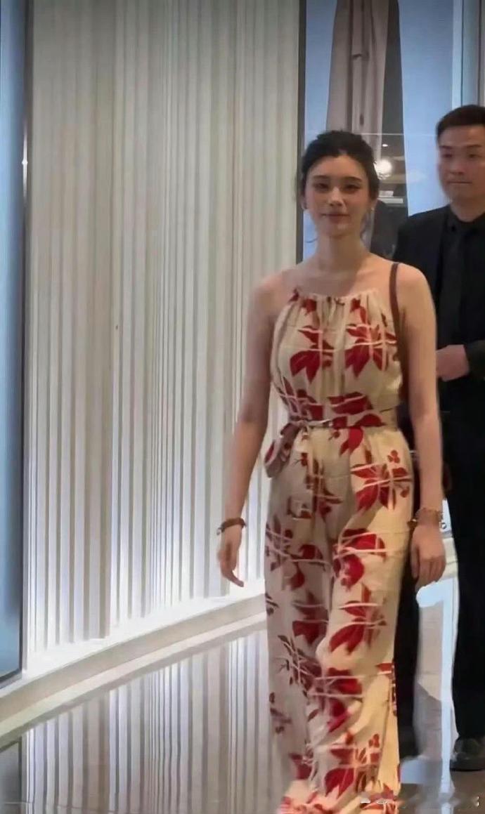 奚梦瑶稍胖点更美了，气质也柔和了许多，以前真是瘦得过分 ​​​