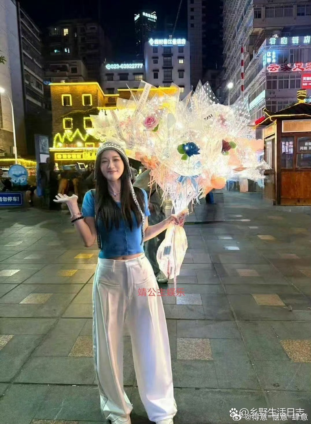47岁陈乔恩，去重庆洪崖洞玩被人撞见。真人看着特别显小 ​​​