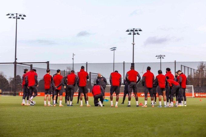 斯洛特表示：“我不认为自己的权威受到了动摇。”关于萨拉赫是否已踢完最后一场比赛：