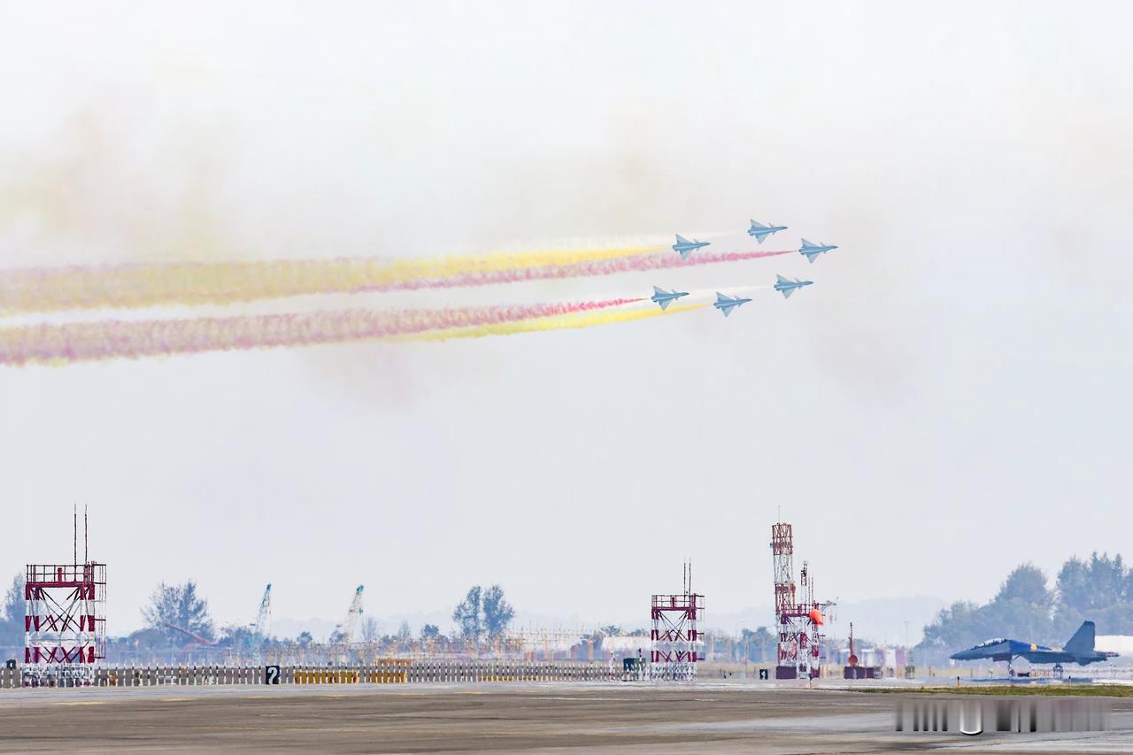 中国空军八一飞行表演队在新
加坡航展媒体预演进行检验性
飞行
2月1日，第十届新