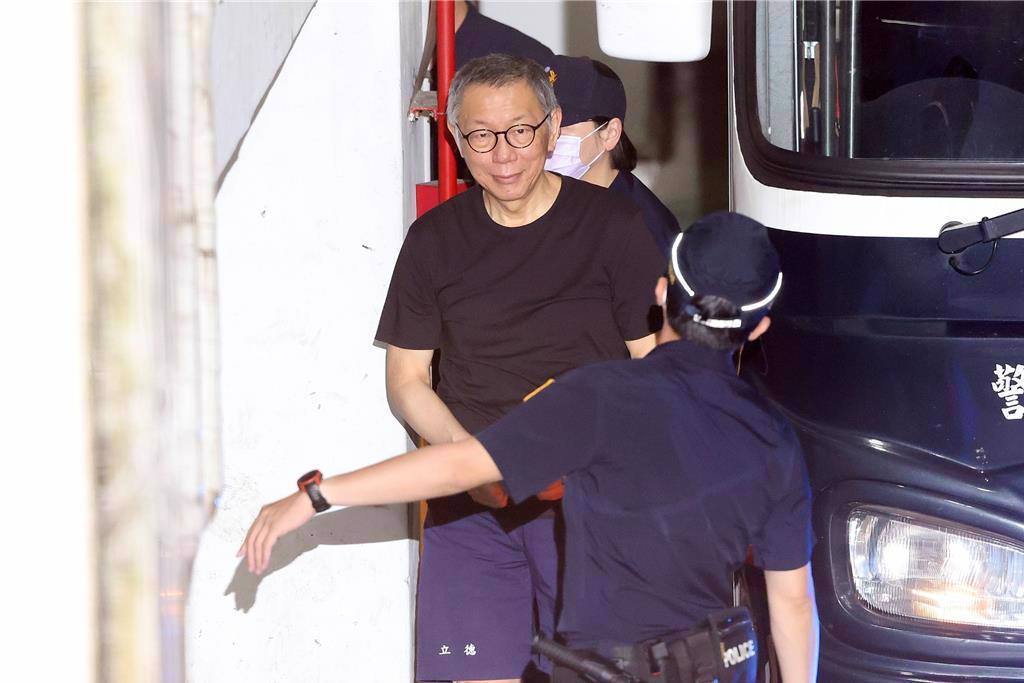 蓝天战绿地 天光渐白的“两个太阳”
 
民进党在主导大罢免大失败后，不管是赖清德