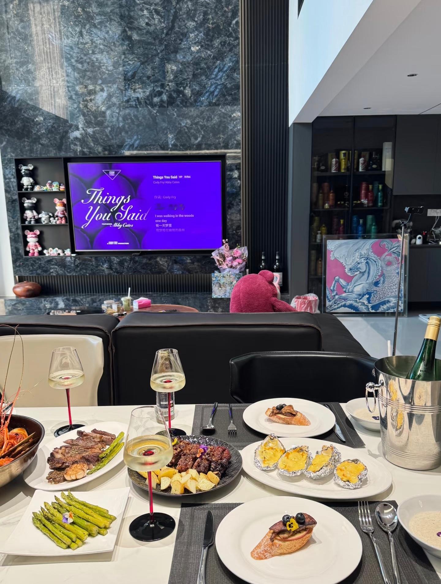 在四小时级别的SOL图表中，布林通道整体呈现收窄态势，上轨已开始向下弯曲。价格经