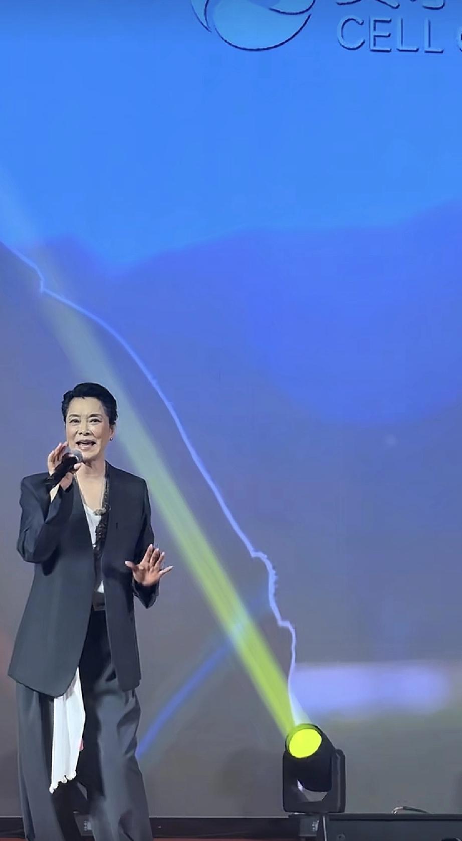 毛阿敏可惜了，沦落到接公司商演，唱得还不错，只是老了不少!

近日，深圳一家公司