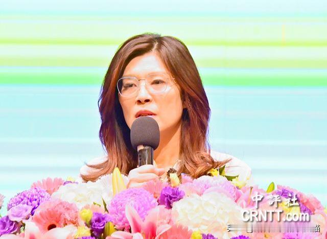 郑丽文：五一前夕跑台中送温暖不走过场，卖力推广两岸产业升级、智能转型的好经验～