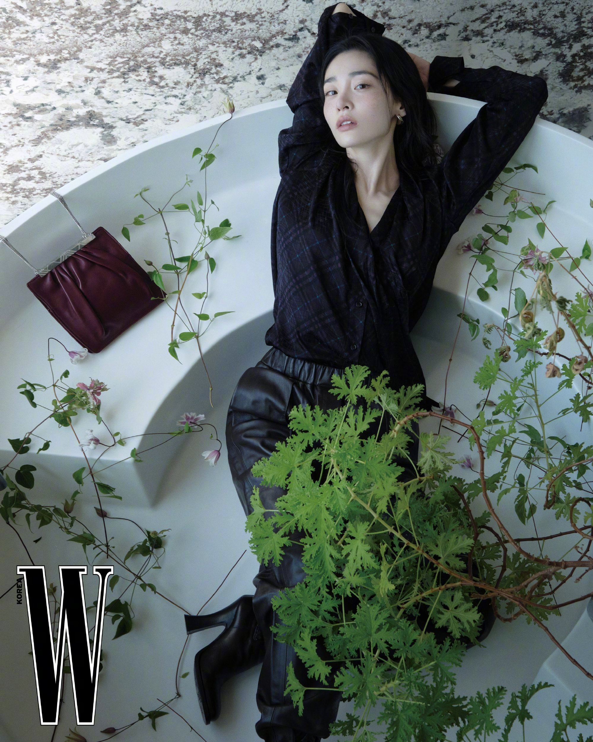 金敏荷登上《W Korea》十月刊封面，身着Burberry全新季度系列拍摄时尚