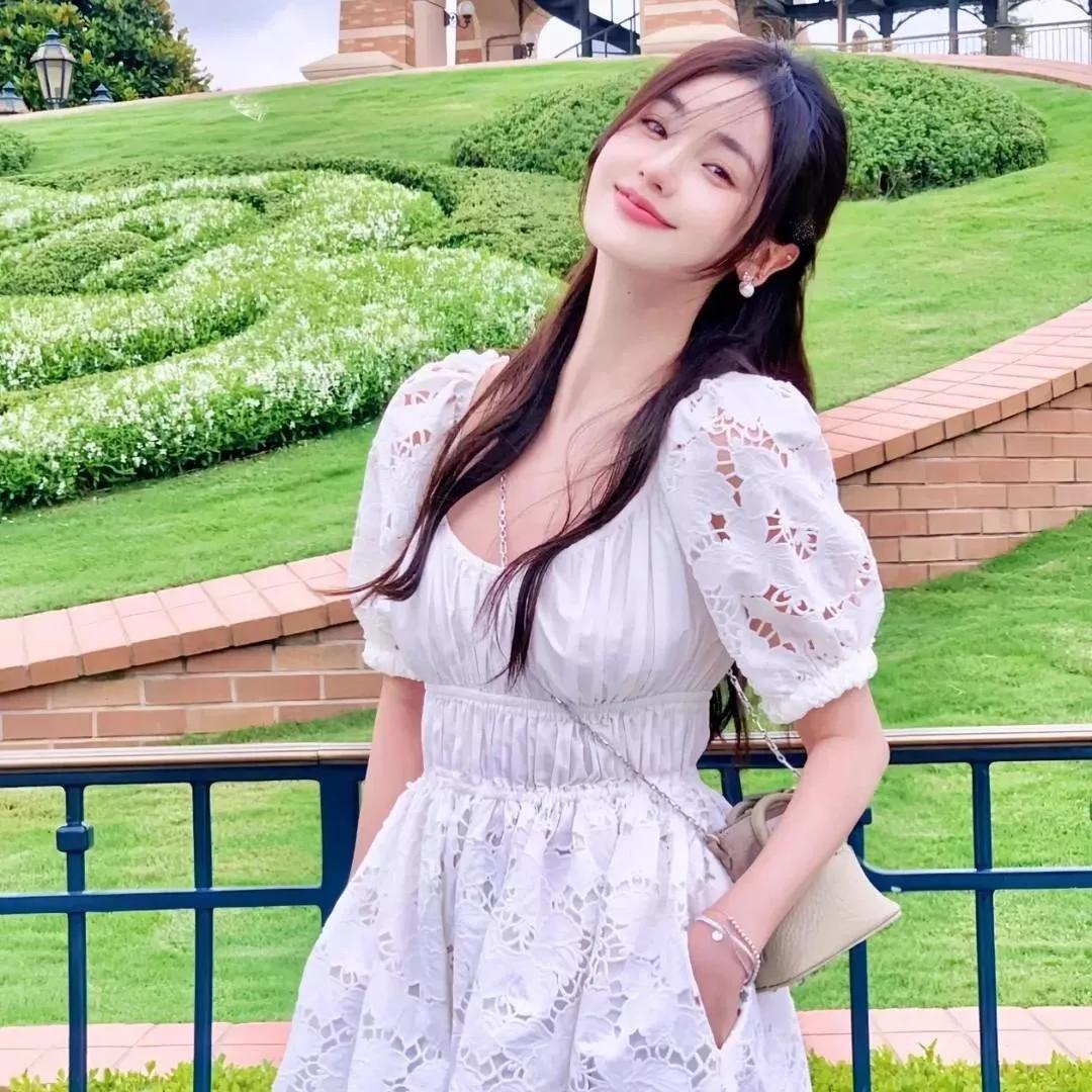 优雅白裙少女，花海公园拍照，清新自然美！花海少女照 鲜花白裙女孩 户外白裙照 公