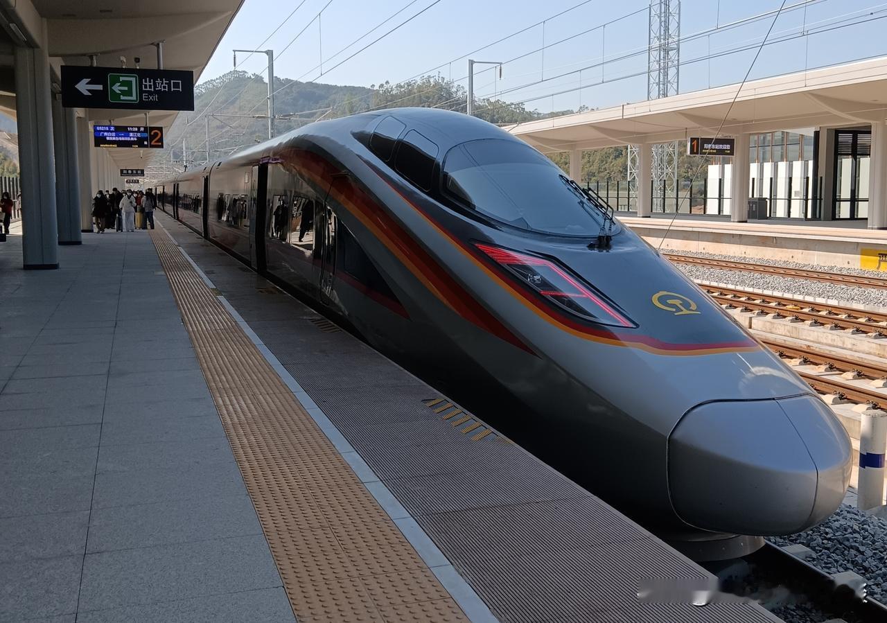 高州开车到阳春坐高铁，着实十分方便！

从大坡古丁这边上高速公路，一个半小时左右