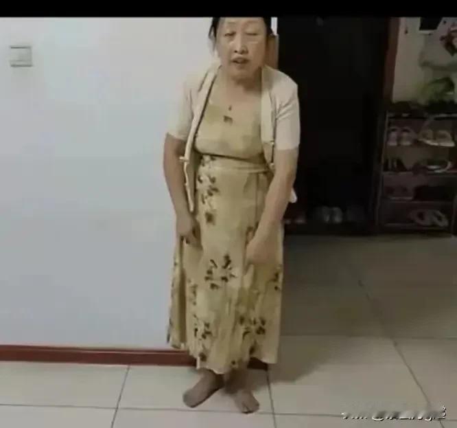哈哈哈，笑的我肚子都痛，这个不是那个叫，叫什么网红吗？我差一点都认不出来了！她平