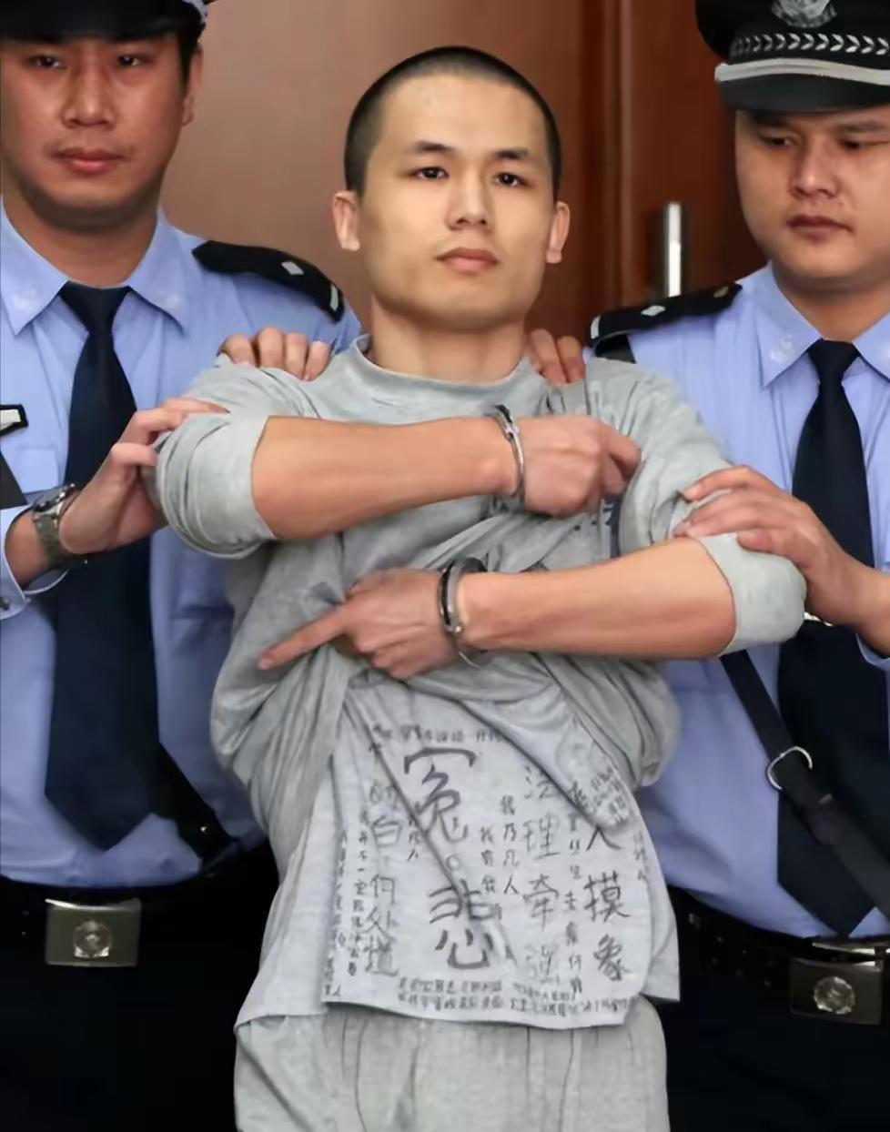 那个激动得掀起囚衣喊冤的主角，正是原深圳的民警李才坤。在2013年，这场“大戏”