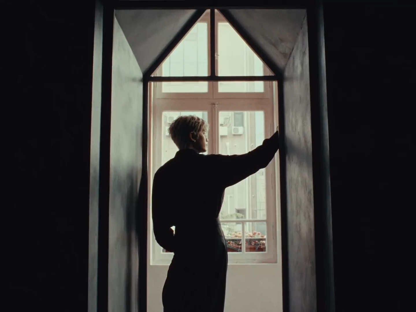 任嘉伦 个人艺术中心预热！看了预告，审美真的很棒，4.22红房子见！ 