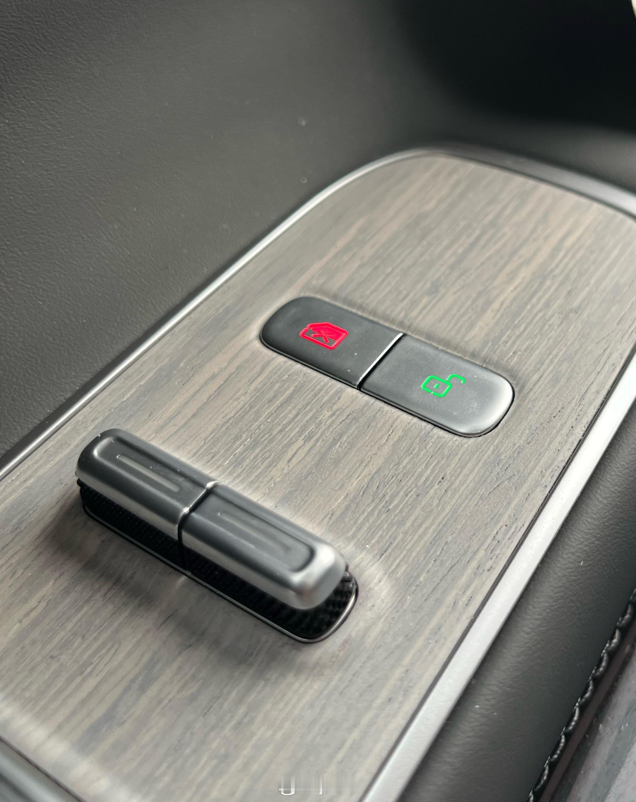 问：图里哪个是车门闭锁键？yz77聊车