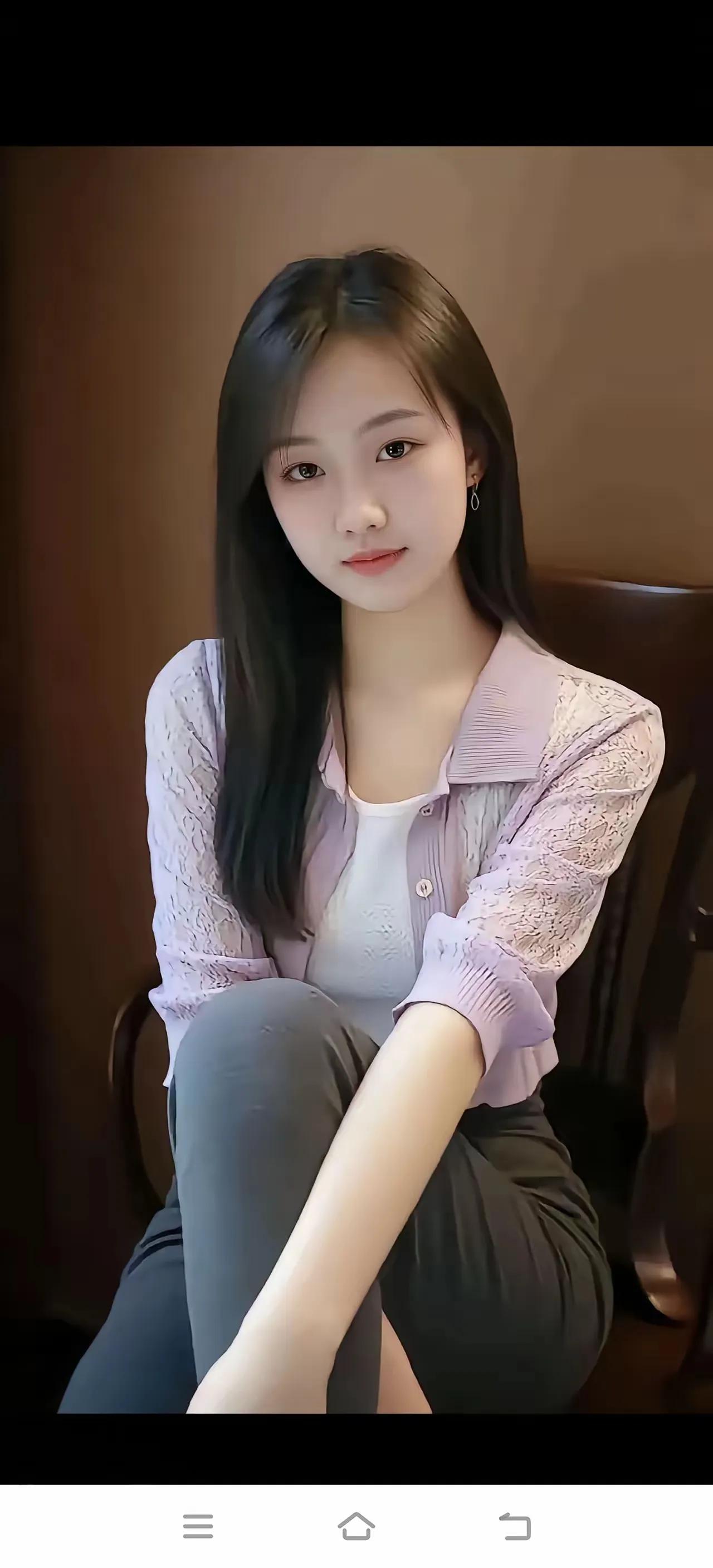 杏眼柳眉弯，
樱唇鼻悬胆。
青丝如飞瀑，
绝代美婵娟。