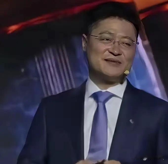 赵海峰这面相，一看就不是善茬，戴眼镜假斯文，嘴角时刻都是那种很奇怪的状态，这下好
