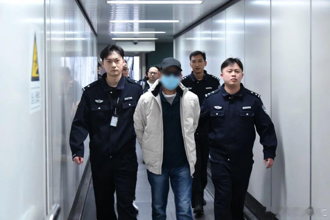 公安机关从南非引渡一名经济犯罪嫌疑人近日，在有关部门、我驻南非使馆和南非相关执法