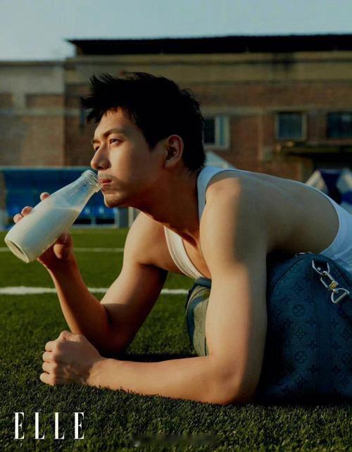 李现内娱的线下神图永动机 李现的生图状态真的没有对手。高清镜头怼上去，皮肤质感、