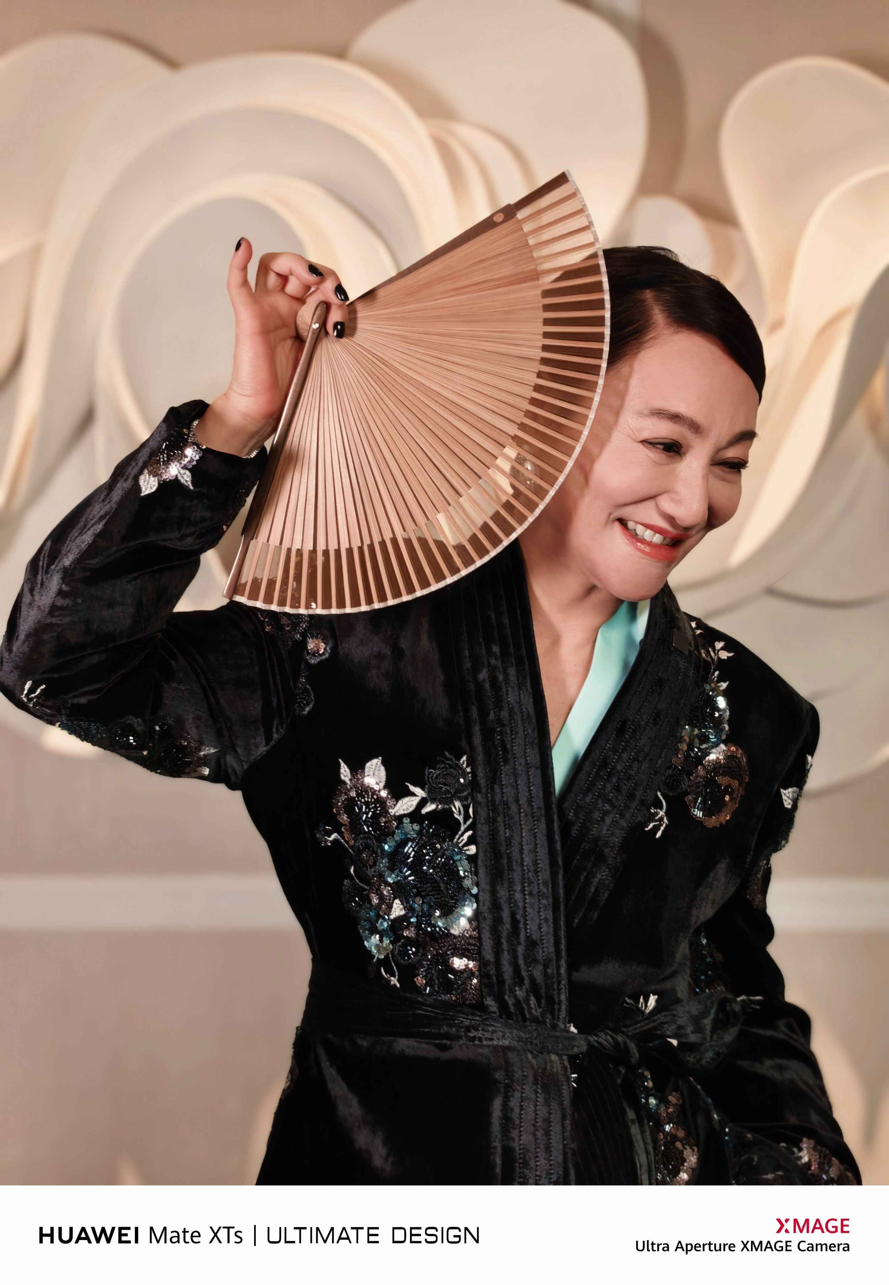 金鸡奖红毯前的惠英红老师也太可爱了吧！一边对着福建特产好奇探索，一边掏出华为新三