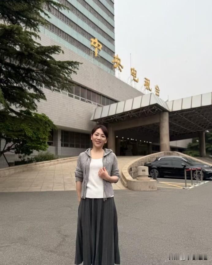 劳春燕啊劳春燕
你这是啥操作啊
五一大家都在景区挤破头，你倒好，晒20年前后的工