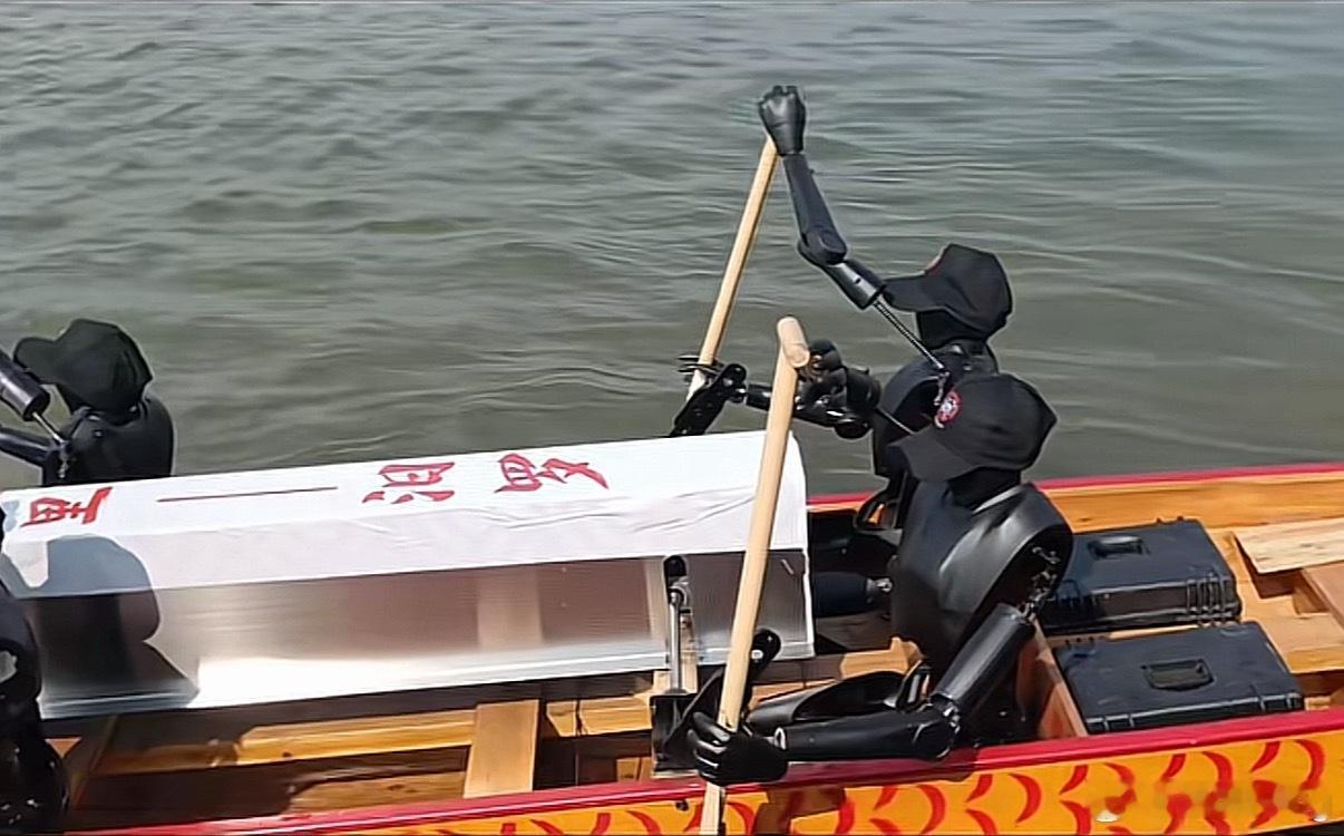 各地花式迎端午现在啥都机器人，就连划龙舟都安排上机器人。这不是多此一举吗，直接安