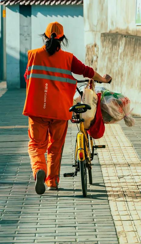 环卫工捡到30万现金牛奶箱，警方精准排查助老人找回“晚年积蓄”，暖心故事感动浦东