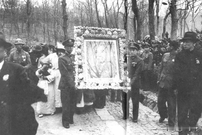 1951年，几个农民用铁镐敲开了戴笠的水泥墓，棺材中除了他的遗骸外，还有一把一尺