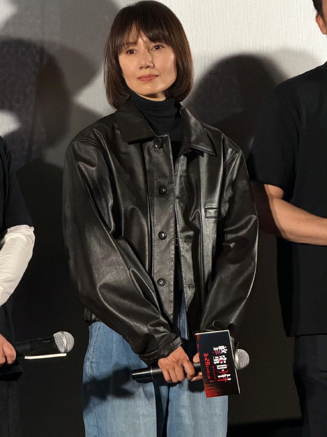 袁泉好像性转版张东升 袁泉才是秦昊爬山的前辈《蜂蜜的针》袁泉饰演的支宁，比张东升