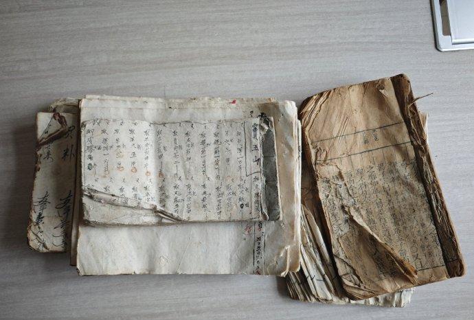 2026 年开春的第一趟正经西市淘书大戏终于落幕！战利品超棒：两本古朴的木刻书，