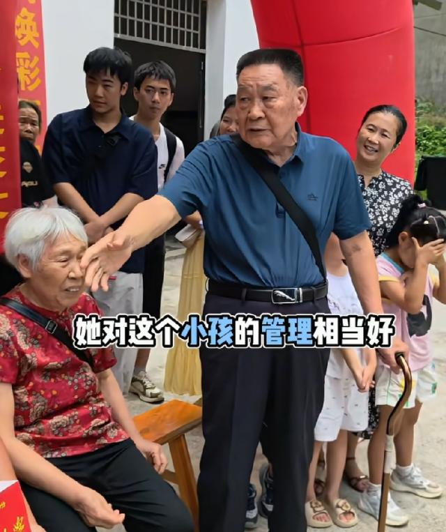 “家风太好了！”8月9日，湖南一位83岁老人，在孙子考上上海交大的升学宴上，竟然