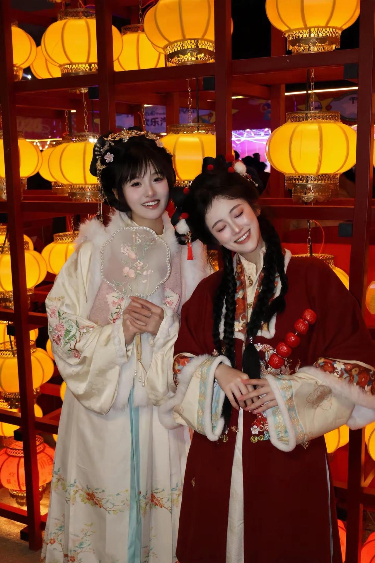 美女的朋友当然也是美女啦灯会