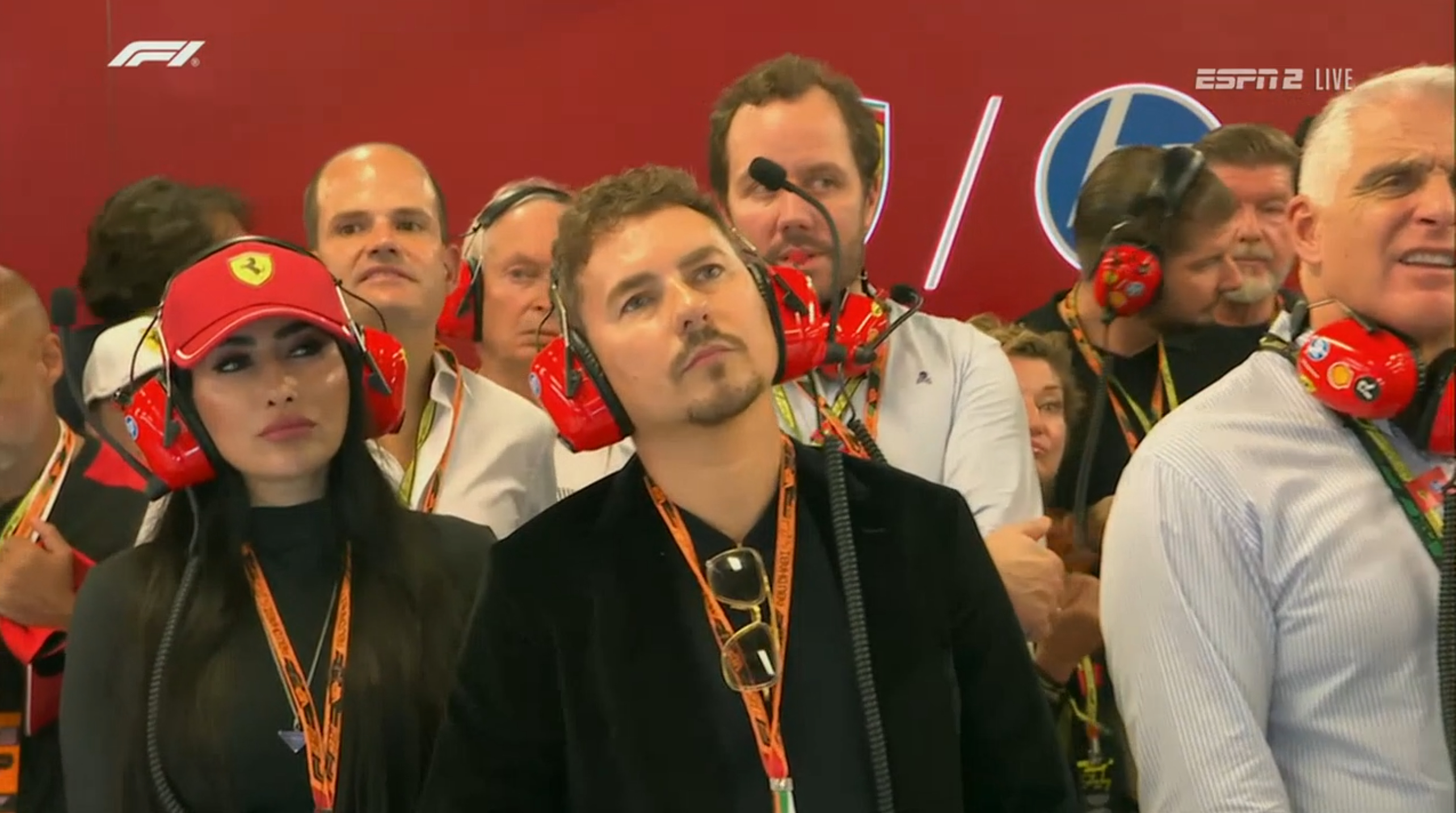 MotoGP传奇车手洛伦佐来到了法拉利的P房F12025F1阿布扎比大奖赛