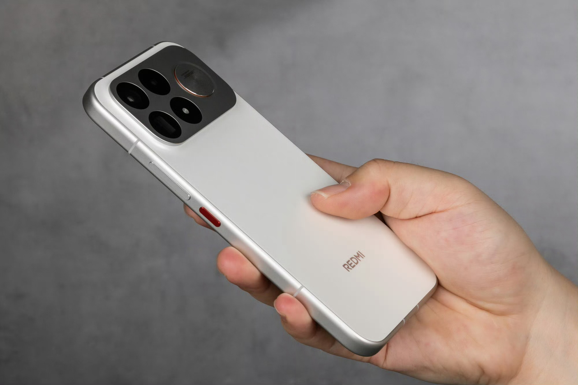 REDMI K100 Pro Max的流金白是有一些香槟金的感觉，磨砂金属中框+