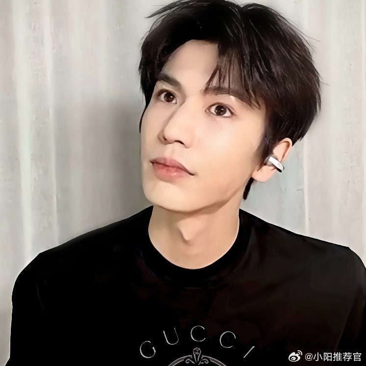 张凌赫这段好浓的阴湿味这段戏氛围感直接拉满，眼底藏着偏执阴郁，张凌赫隐忍又 疯 