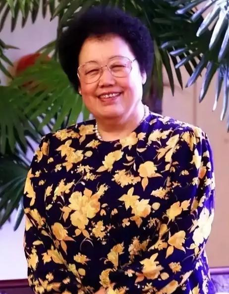 身价千亿的陈丽华走了，
 
她不是死于高龄，也不是死于贫穷，更不是死于折腾，而是