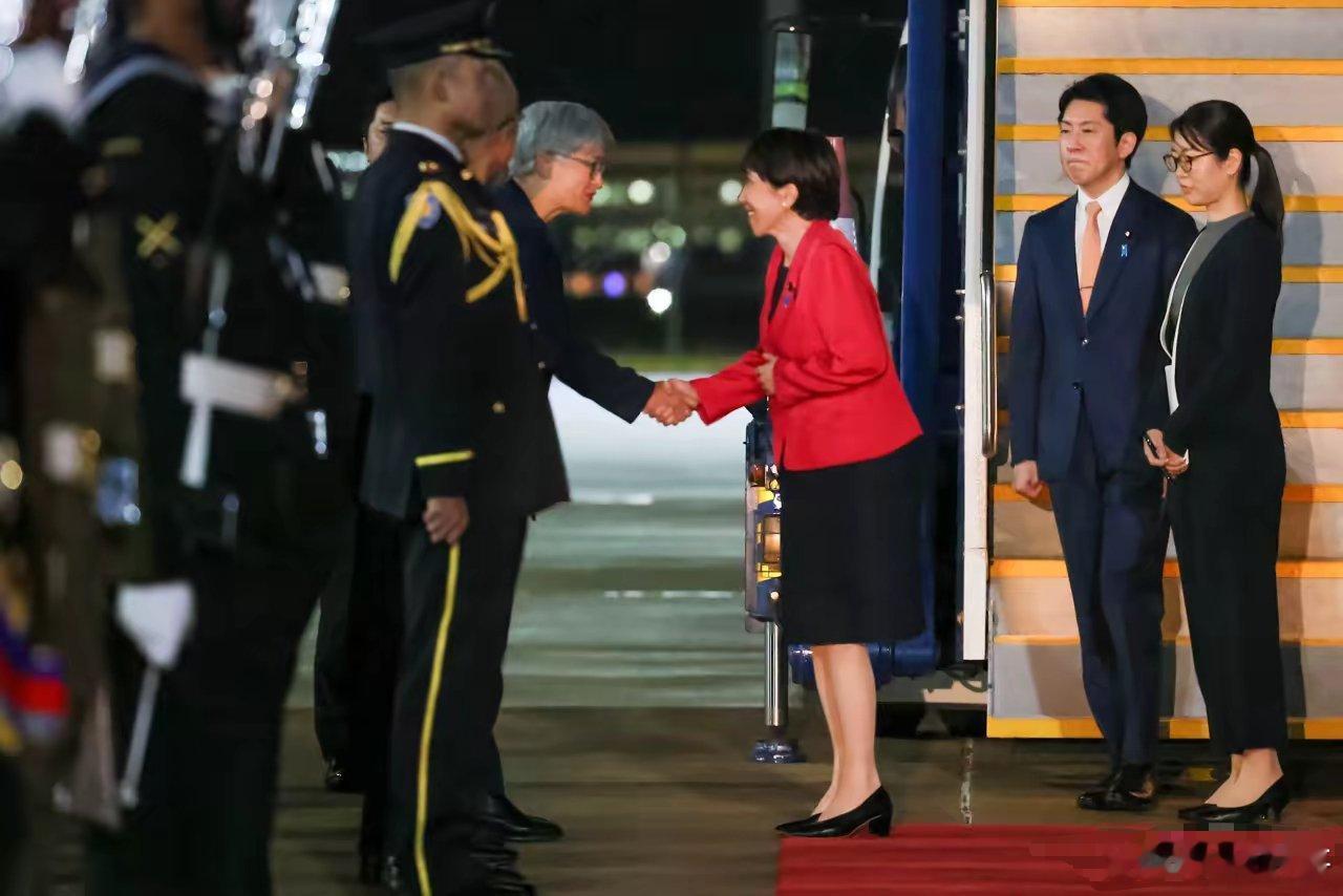 降级接待，日本失望当地时间5月3日深夜，高市早苗风尘仆仆地抵达的澳大利亚，只不过