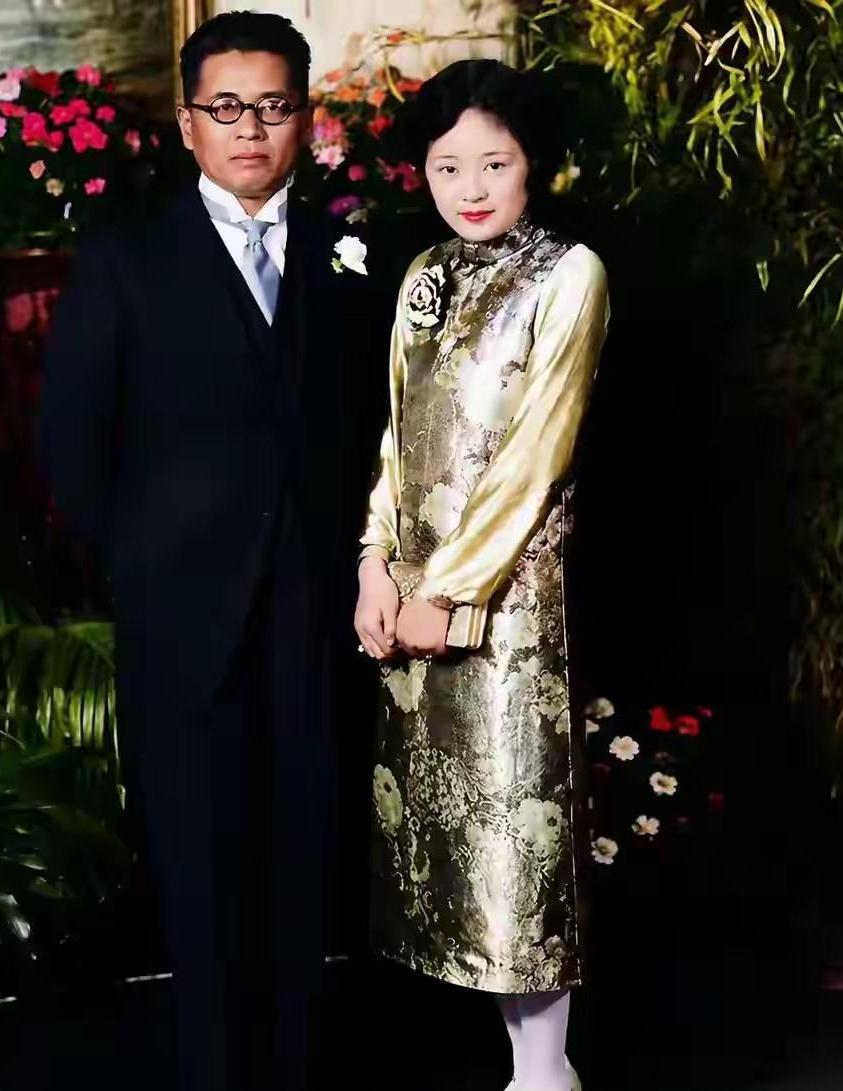 1928年，宋子文和妻子张乐怡留下了一张罕见合影。

照片里，34岁的宋子文西装