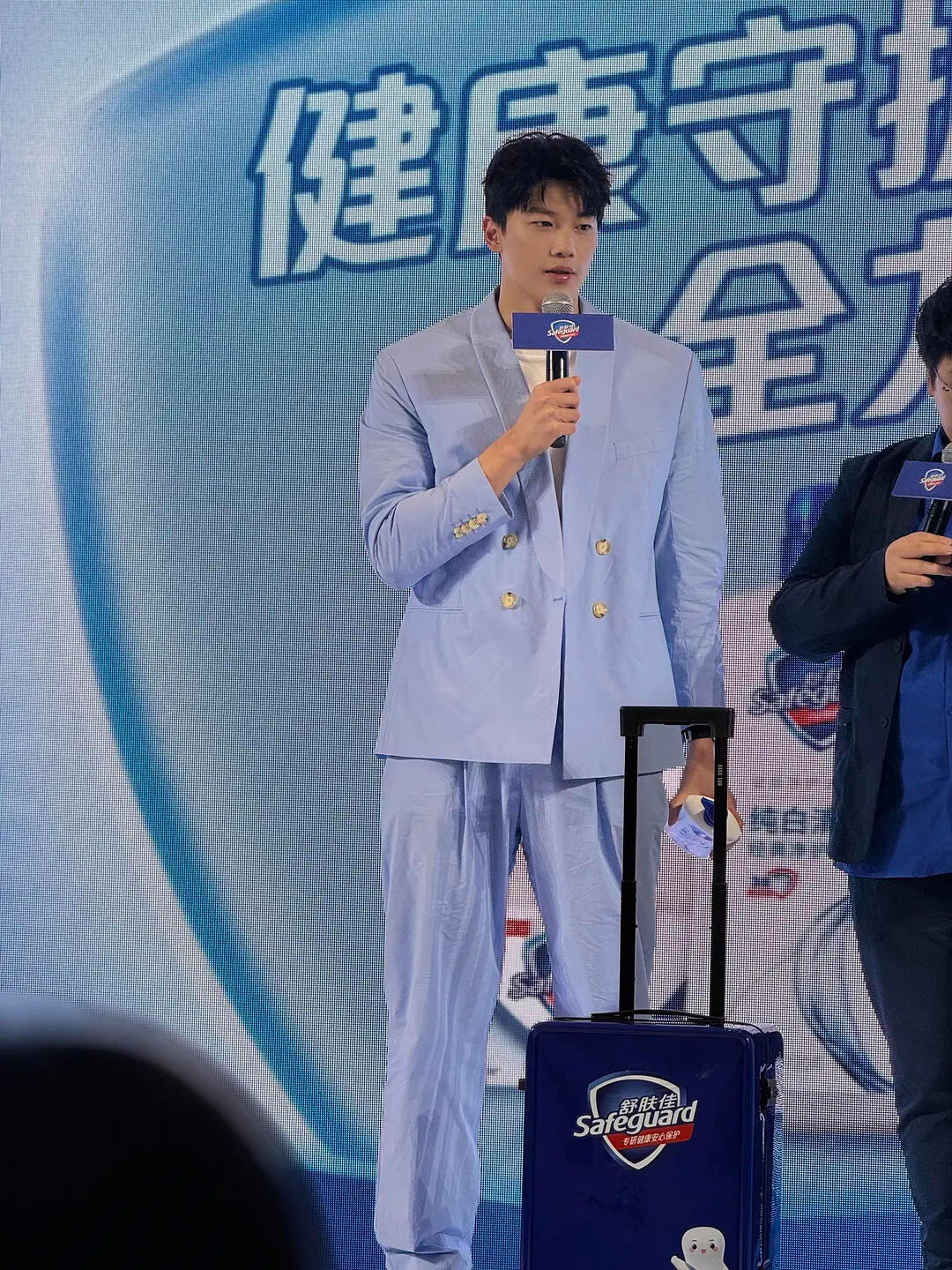 造型师没给熨熨衣服吗🤣cr.宁波上门女婿 